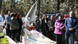 &Ouml;zgecan Aslan, mezarı başında g&ouml;zyaşlarıyla anıldı! 'Allah hi&ccedil;bir anneye babaya bu acıyı g&ouml;stermesin'