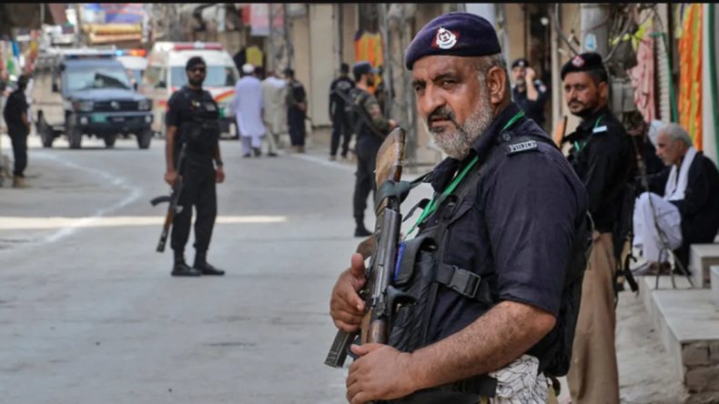 Pakistan'da İftar Vakti Bombalı Saldırı: 2 Polis Hayatını Kaybetti