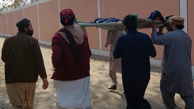 Pakistan'da Karakol Etrafında G&uuml;&ccedil;l&uuml; Patlama: 2 Kişi Hayatını Kaybetti, 14 Yaralı