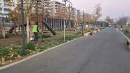 Parka giren motosiklet anne ve kızına &ccedil;arptı! Ağır yaralanan anne ve &ccedil;ocuğu hastaneye kaldırıldı