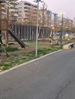 Parka giren motosiklet anne ve kızına &ccedil;arptı! Ağır yaralanan anne ve &ccedil;ocuğu hastaneye kaldırıldı