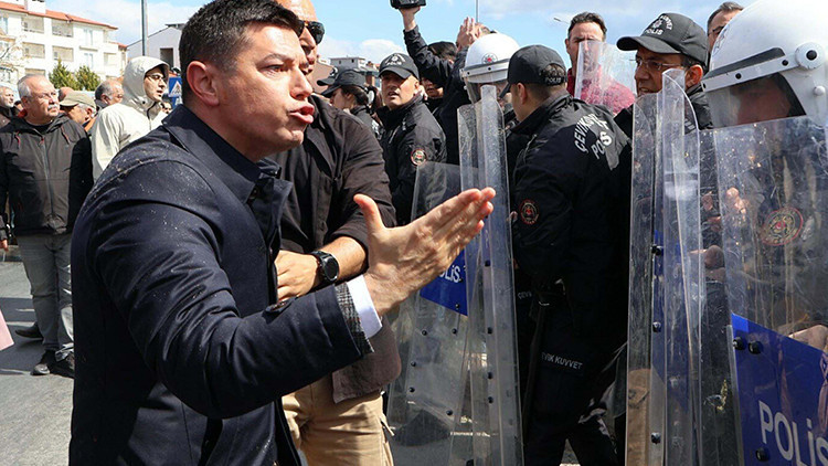 Protesto Sırasında Polise Saldıran Belediye Başkanına Cezai İşlem