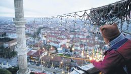 Ramazan'ın G&uuml;zelliği: Mahyalar Asılmaya Başladı