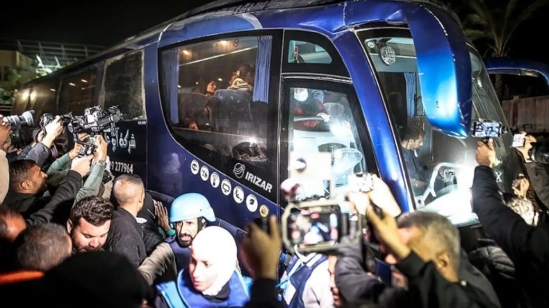 Refah&rsquo;tan d&ouml;n&uuml;şe sınırlı izin! İsrail sadece 12 Filistinliyi Gazze&rsquo;ye aldı