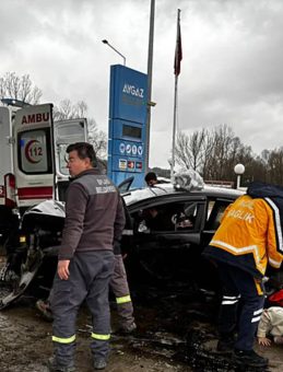 Ref&uuml;je &Ccedil;arpan Otomobil, Akaryakıt İstasyonuna Girdi: 5 Yaralı