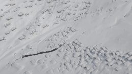 Rize &Ccedil;amlıhemşin'deki Kavrun Yaylası'nda kar kalınlığı 3 metreyi aştı: Evler kayboldu!