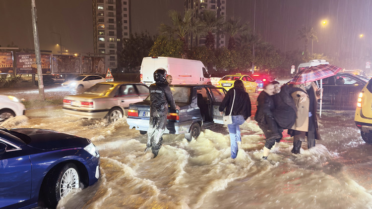 Sağanak Hayatı Fel&ccedil; Etti