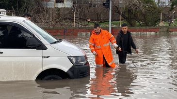 Sağanak Yağış Etkisini Artırdı, Cadde ve Sokaklar G&ouml;le D&ouml;nd&uuml;