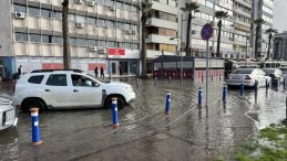 Sağanak Yağış ve Şiddetli Lodos İzmir&rsquo;i Etkisi Altına Aldı! Kordon Su İ&ccedil;inde!