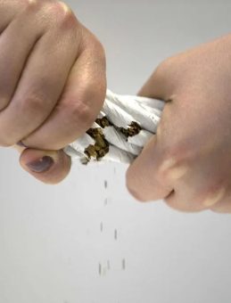 Sağlık Bakanlığı&rsquo;ndan Sigara İle M&uuml;cadelede Yeni Adım: Tiryakilere SMS İle Destek!