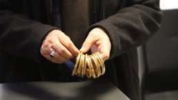 Sahte Polis Maskesiyle B&uuml;y&uuml;k Dolandırıcılık: Yaşlı &Ccedil;iftin İ&ccedil;ini Bomboş Ettiler!