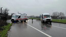 Sakarya'da ambulans ile servis &ccedil;arpıştı: 10 yaralı