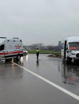 Sakarya'da ambulans ile servis çarpıştı: 10 yaralı