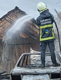 Sakarya'da Park Halindeki Ara&ccedil;ta Yangın, Eve Sı&ccedil;radı!