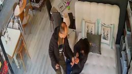 Samsun'da Cani Koca Dehşeti Kamerada: &Ouml;ğretmen, Eşini İş Yerinde Darbetti!