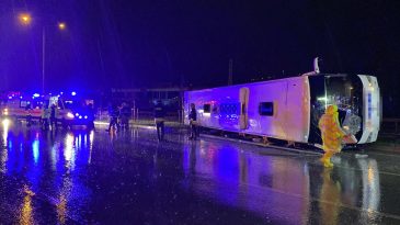 Samsun'da Yolcu Otob&uuml;s&uuml; Devrildi: 6 Yaralı