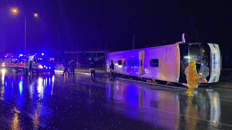 Samsun'da Yolcu Otob&uuml;s&uuml; Devrildi: 7 Yaralı