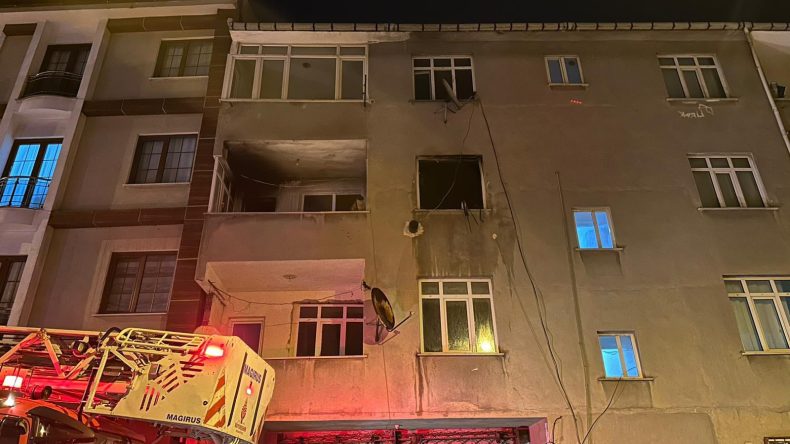 Sancaktepe’de Üç Katlı Binada Yangın Çıktı