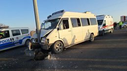 Şanlıurfa'da İş&ccedil;i Taşıyan Minib&uuml;s Direğe &Ccedil;arptı: 15 Yaralı