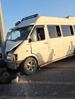 Şanlıurfa'da İş&ccedil;i Taşıyan Minib&uuml;s Direğe &Ccedil;arptı: 15 Yaralı