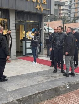 Şanlıurfa'da Kuyumcu D&uuml;kkanında Silahlı Soygun: 1 Sivil Polis Yaralı!