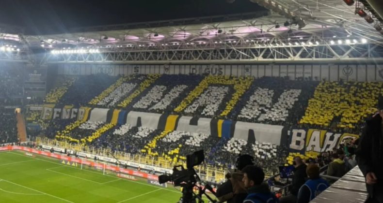 Sarı-lacivertli taraftarlardan &lsquo;İnan Fenerbah&ccedil;e&rsquo; yazılı koreografi