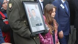 Şehit Binbaşı İbrahim Bolat&rsquo;ın cenaze t&ouml;reninde duygu dolu anlar! Eşi ve kızının feryadı y&uuml;rekleri dağladı