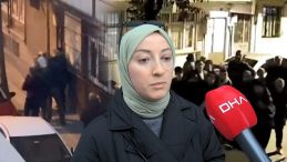 Sen misin o anları kayda alan! Evinin &ouml;n&uuml;ndeki olayı g&ouml;r&uuml;nt&uuml;leyen kadını feci şekilde darbettiler