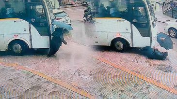 Servis Minib&uuml;s&uuml; &Ccedil;arptı, 2 Metre S&uuml;r&uuml;klendi: Yara Almadan Kurtuldu! O Anlar Kameralara Yansıdı