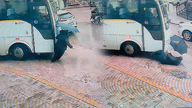 Servis Minib&uuml;s&uuml; &Ccedil;arptı, 2 Metre S&uuml;r&uuml;klendi: Yara Almadan Kurtuldu! O Anlar Kameralara Yansıdı