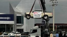 Sıfır ara&ccedil; alan m&uuml;şteriden ilgin&ccedil; protesto: &Uuml;zerine bu notu yazıp vin&ccedil;le sergiledi