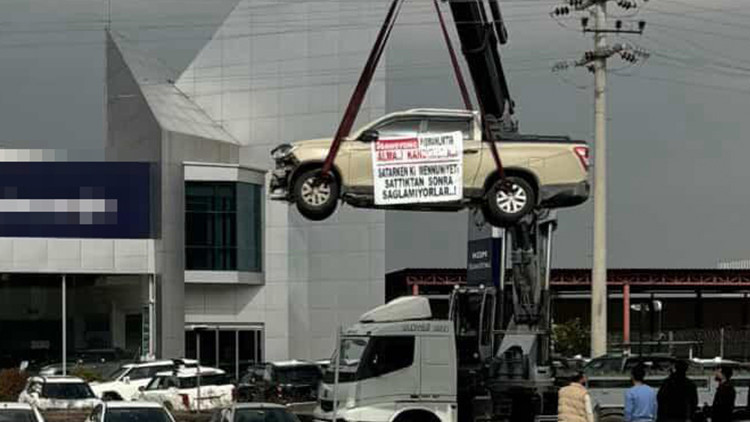 Sıfır ara&ccedil; alan m&uuml;şteriden ilgin&ccedil; protesto: &Uuml;zerine bu notu yazıp vin&ccedil;le sergiledi
