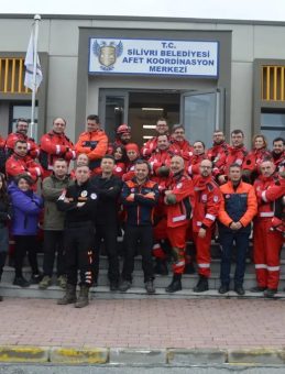 Sınıfın Kahramanları Artık Enkazın da Kahramanı