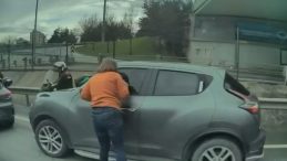 Şişli&rsquo;de Trafikte Gergin Anlar: Camı Yumruklayıp Aynayı Kırdı