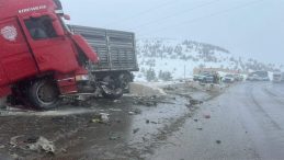 Sivas'ta İki TIR Kaza Yaptı: 1 &Ouml;l&uuml;, 2 Yaralı