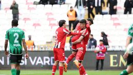 Sivasspor, Sakaryaspor'u 4-1 Yenerek Sahasında Farklı Bir Galibiyet Aldı!
