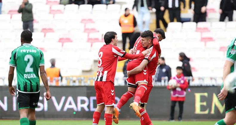 Sivasspor, Sakaryaspor'u 4-1 Yenerek Sahasında Farklı Bir Galibiyet Aldı!