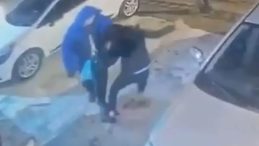 Sokak Ortasında Bı&ccedil;aklanarak Hayatını Kaybetti! O Anlara Dair G&ouml;r&uuml;nt&uuml;ler Yayınlandı: İmdat &Ccedil;ığlığı