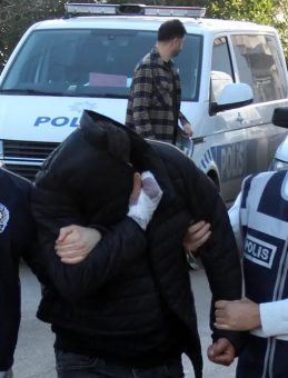 Sokakta Birbirlerini Darbeden Eski &Ccedil;ift G&ouml;zaltına Alındı