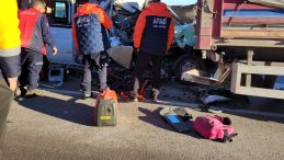 SON DAKİKA: Kayseri&rsquo;de &Ouml;ğrenci Servisi TIR&rsquo;a &Ccedil;arptı! &Ouml;l&uuml; ve Yaralılar Var!