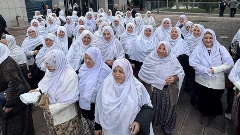 SON DAKİKA: Mihalgazi Belediye Başkanı Zeynep G&uuml;neş ve 100 beyaz t&uuml;lbentli kadın AK Parti TBMM Grup Toplantısı&rsquo;nda alkışlarla karşılandı