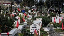 SON DAKİKA&hellip; Asrın felaketinin 3. yılı&hellip; Mezarlıklarda g&ouml;zyaşları sel oldu! Depremde hayatını kaybedenlerin yakınları kabristanlara akın etti