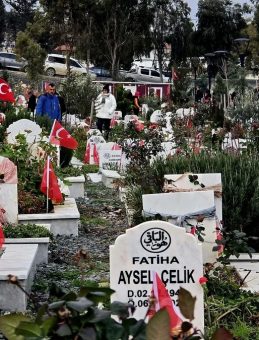 SON DAKİKA&hellip; Asrın felaketinin 3. yılı&hellip; Mezarlıklarda g&ouml;zyaşları sel oldu! Depremde hayatını kaybedenlerin yakınları kabristanlara akın etti