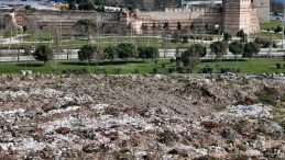 SON DAKİKA&hellip; CHP'li İstanbul B&uuml;y&uuml;kşehir Belediyesi'nden &ccedil;evre kirliliği skandalı: Kazlı&ccedil;eşme Meydanı moloz d&ouml;k&uuml;m sahası haline geldi!