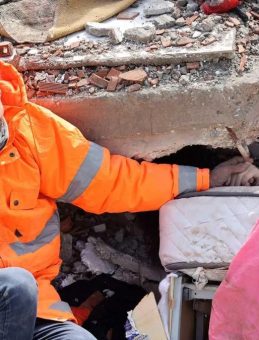 SON DAKİKA&hellip; Enkaz altındaki kızının elini bir an bırakmamıştı! T&uuml;rkiye&rsquo;nin hafızasına kazınan o baba konuştu&hellip;