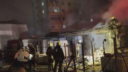 SON DAKİKA&hellip; İstanbul Ataşehir'de mermer at&ouml;lyesinde yangın: 2 kişi dumandan etkilendi!