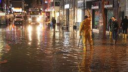 SON DAKİKA&hellip; İzmir&rsquo;de manzara yine aynı! Sağanak yağış sonrası deniz taştı cadde ve sokaklar g&ouml;le d&ouml;nd&uuml;!