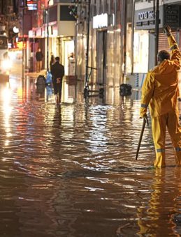 SON DAKİKA&hellip; İzmir&rsquo;de manzara yine aynı! Sağanak yağış sonrası deniz taştı cadde ve sokaklar g&ouml;le d&ouml;nd&uuml;!