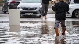 SON DAKİKA&hellip; İzmir&rsquo;i sağanak yağış vurdu! Yollar g&ouml;le d&ouml;nd&uuml; ev ve d&uuml;kkanları su bastı: Meteoroloji&rsquo;den yeni uyarı