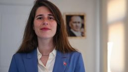 SON DAKİKA&hellip; Uyuşturucu ve fuhuş soruşturmasında yeni gelişme: &Ccedil;eşme Belediye Başkanı Lal Denizli adliyede!